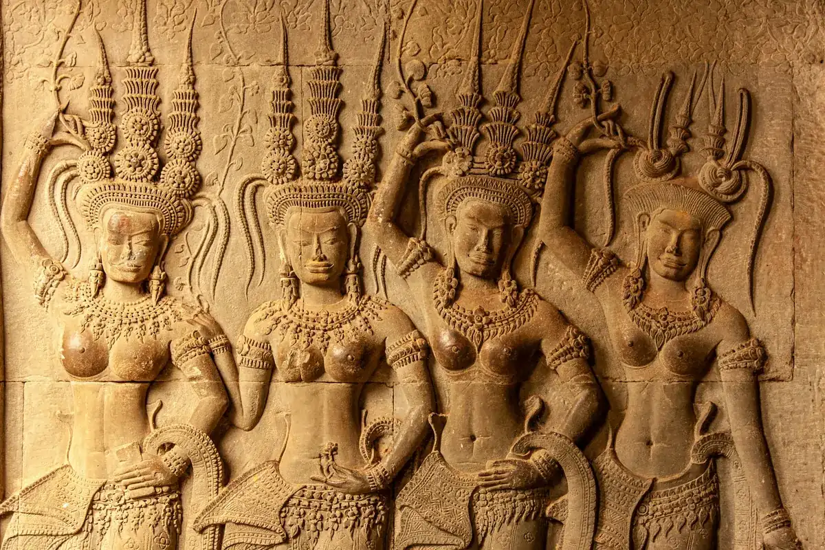 Bas-reliefs sculptees dans une galerie d'Angkor Wat, scenes mythologiques khmeres