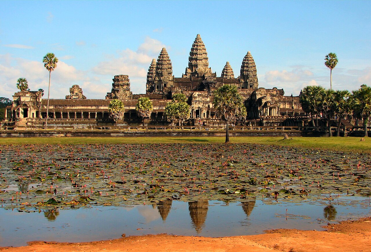 Façade principale du complexe d'Angkor Wat, photographiée en fin d'après-midi.