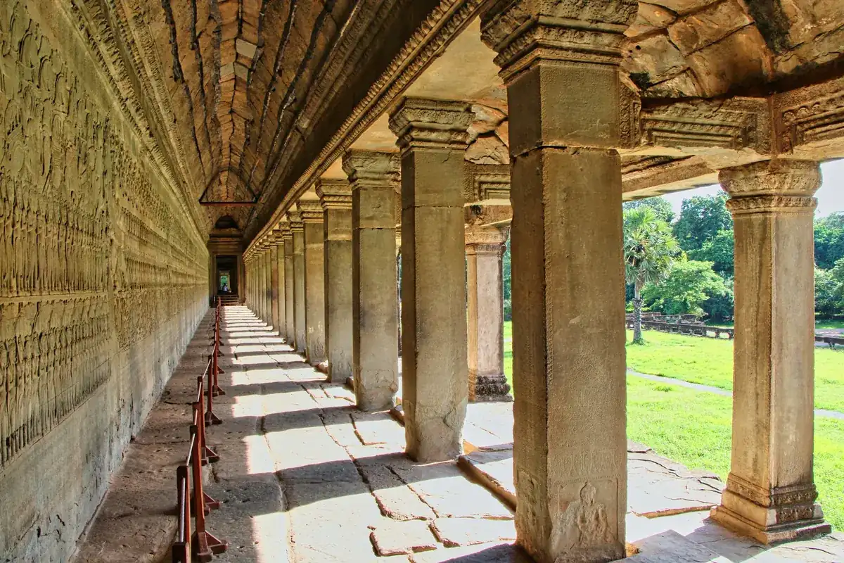 Galerie exterieure d'Angkor Wat eclairee par la lumiere doree de fin d'apres-midi