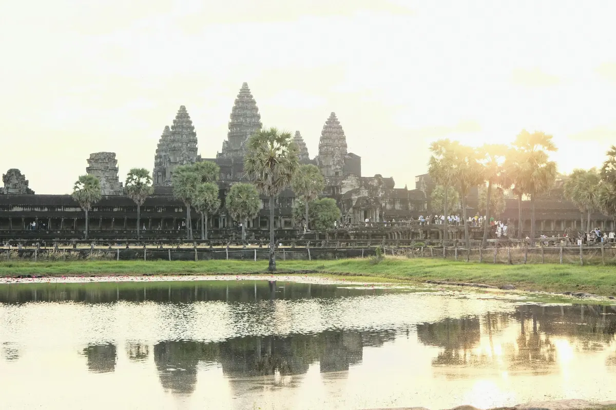 Lever de soleil derriere les cinq tours d'Angkor Wat avec reflet dans le bassin nord