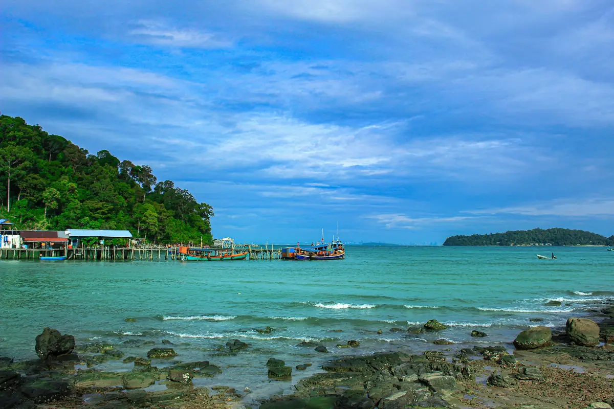 Baie et embarcations au large de Koh Rong Samloem, Cambodge