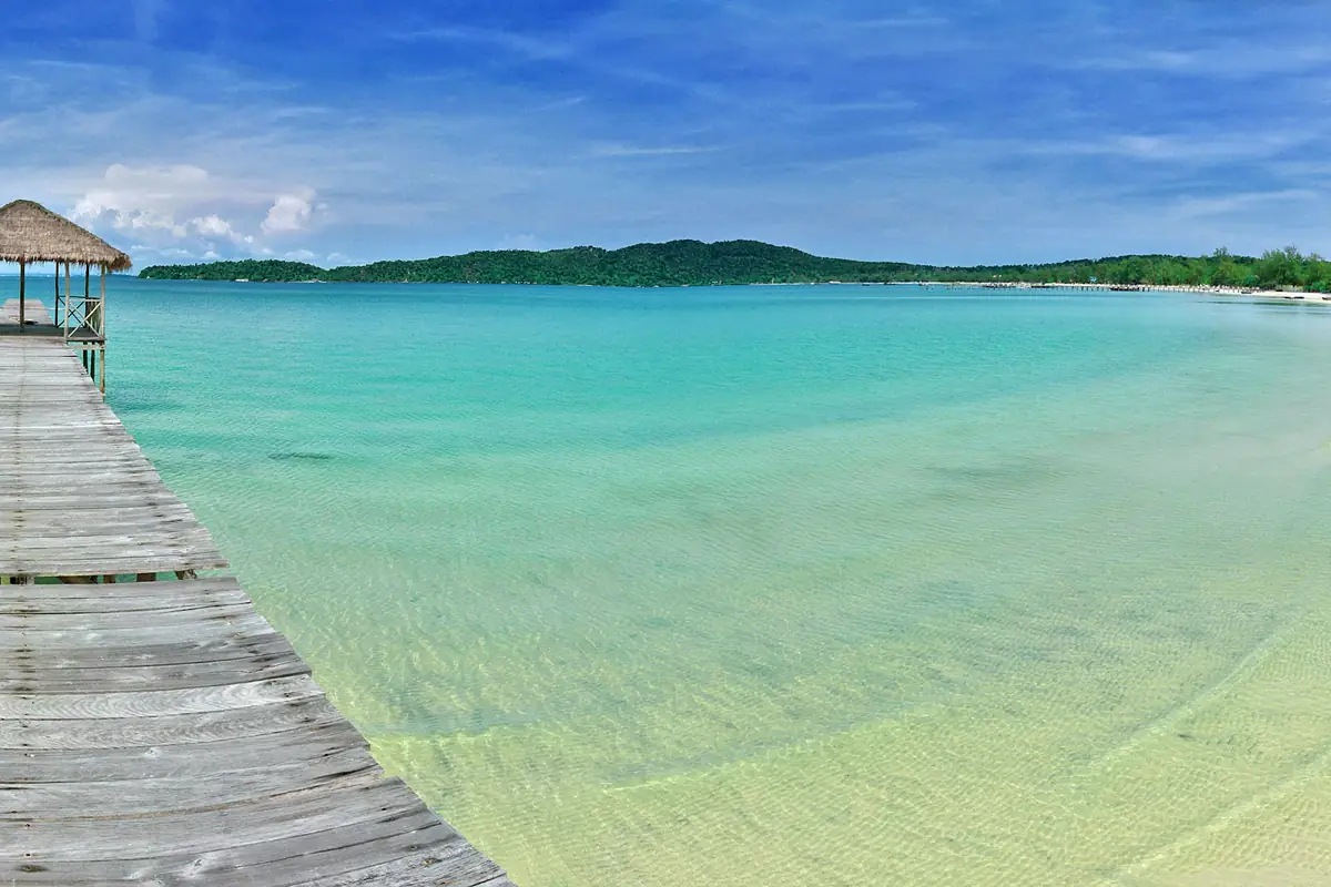 Ponton en bois et eau turquoise a Koh Rong Samloem, Cambodge