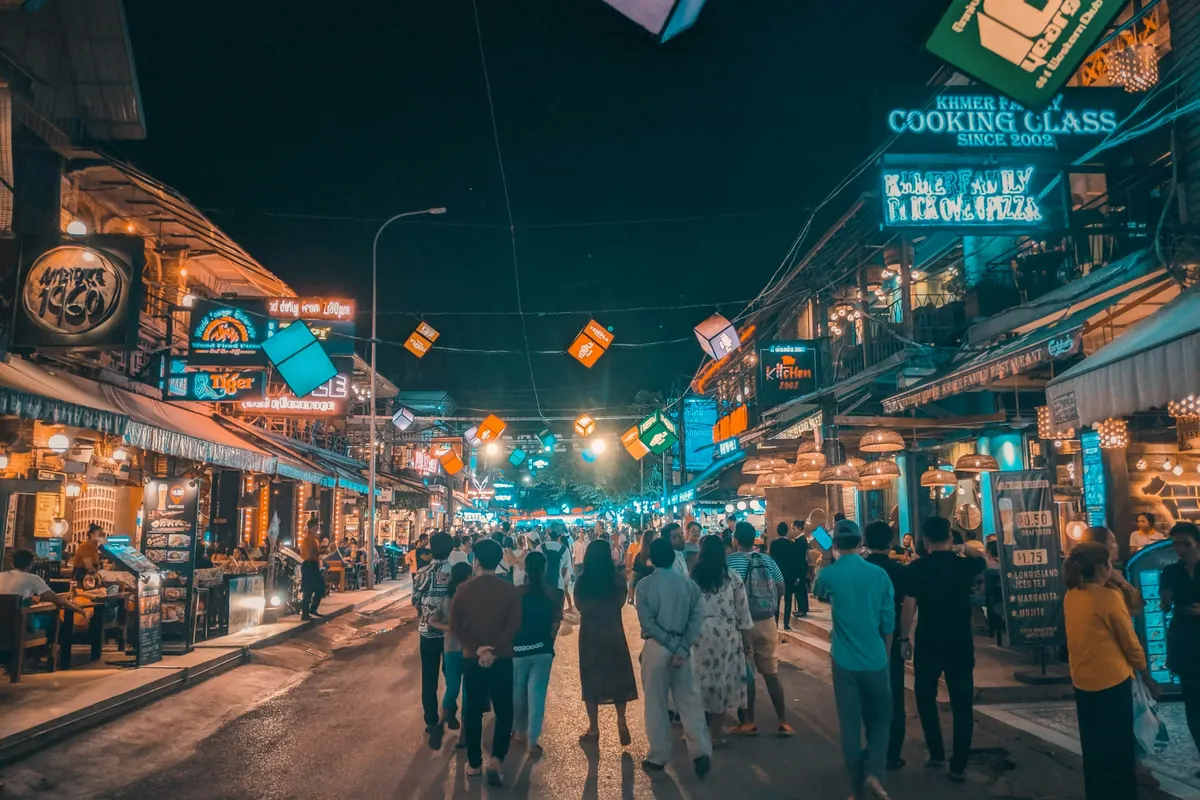 Pub Street et centre de Siem Reap le soir, circulation et enseignes lumineuses