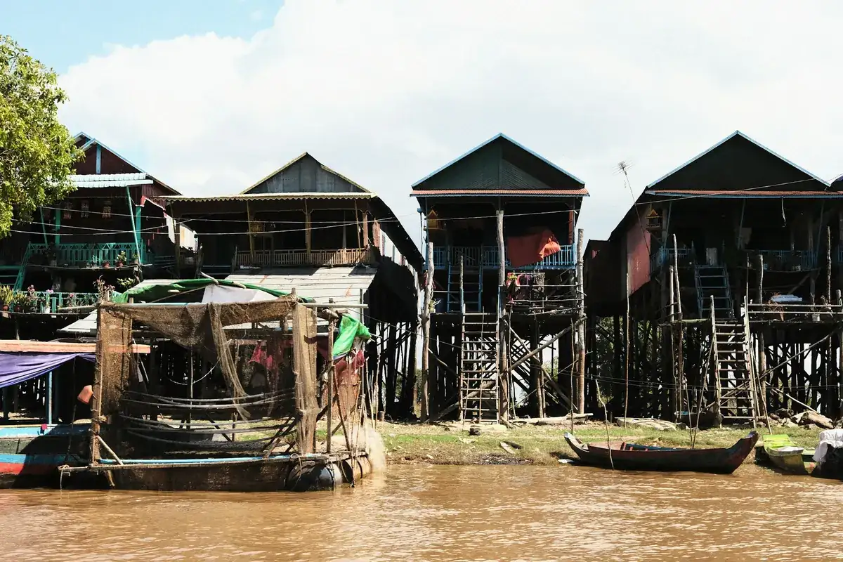 Maisons sur pilotis en bois au bord d'un plan d'eau, Cambodge