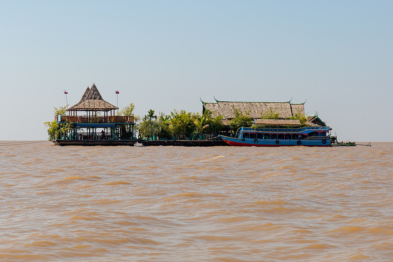 Restaurant flottant sur le Tonlé Sap, au Cambodge.