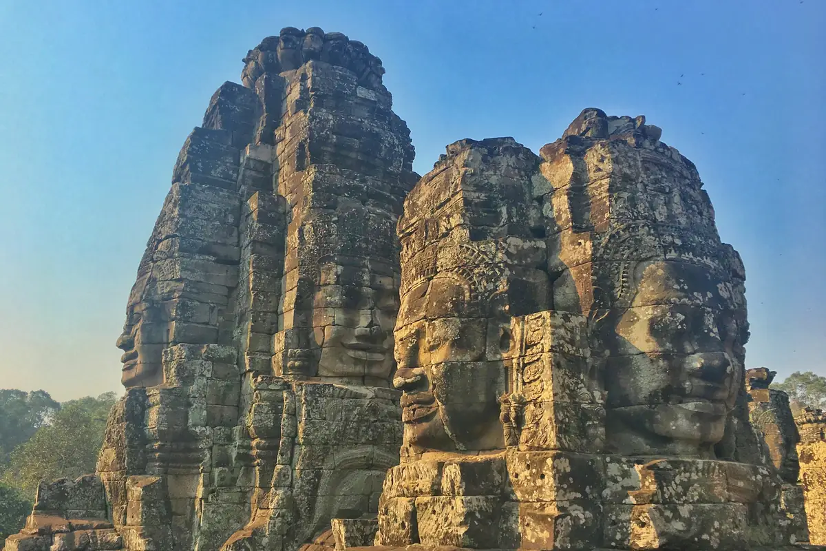 Visages sculptes dans les tours du temple du Bayon a Angkor Thom