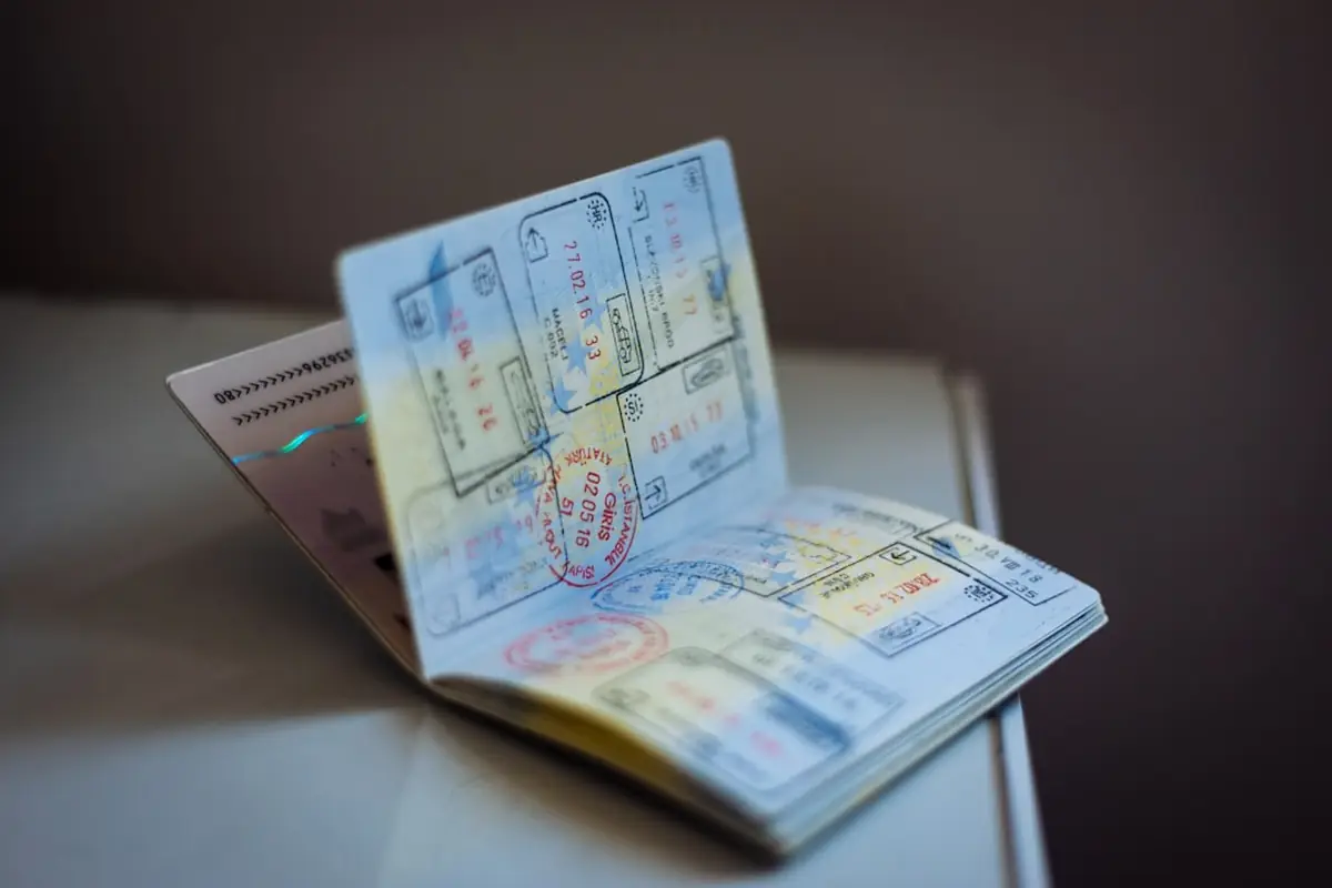 Passeport ouvert avec plusieurs tampons de voyage