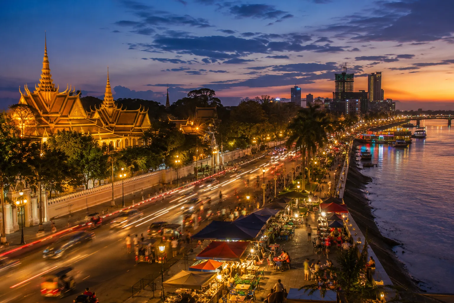 Vue du Palais royal et de la circulation de Phnom Penh au coucher du soleil