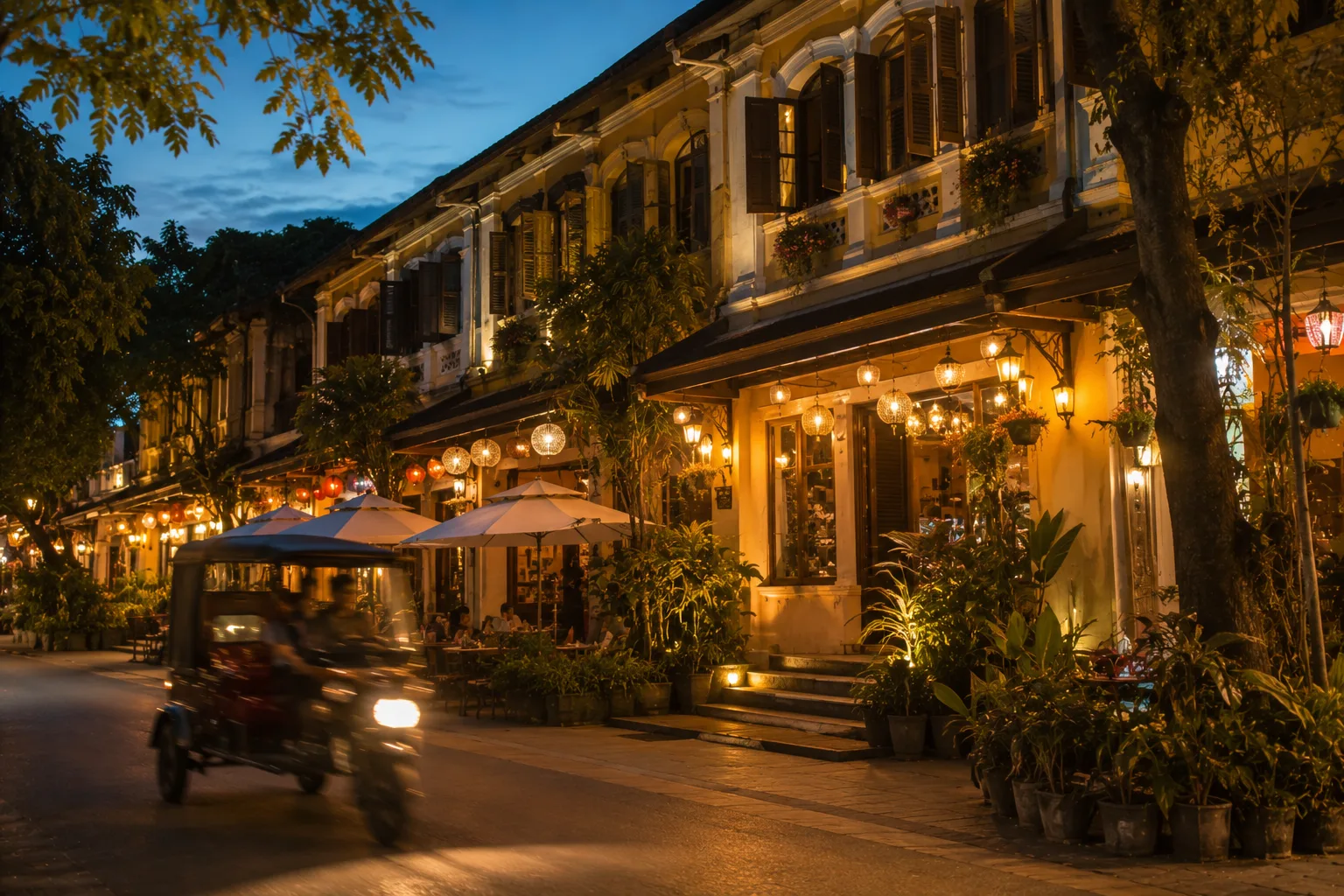 Rue de Siem Reap le soir avec tuk-tuk et façades coloniales éclairées